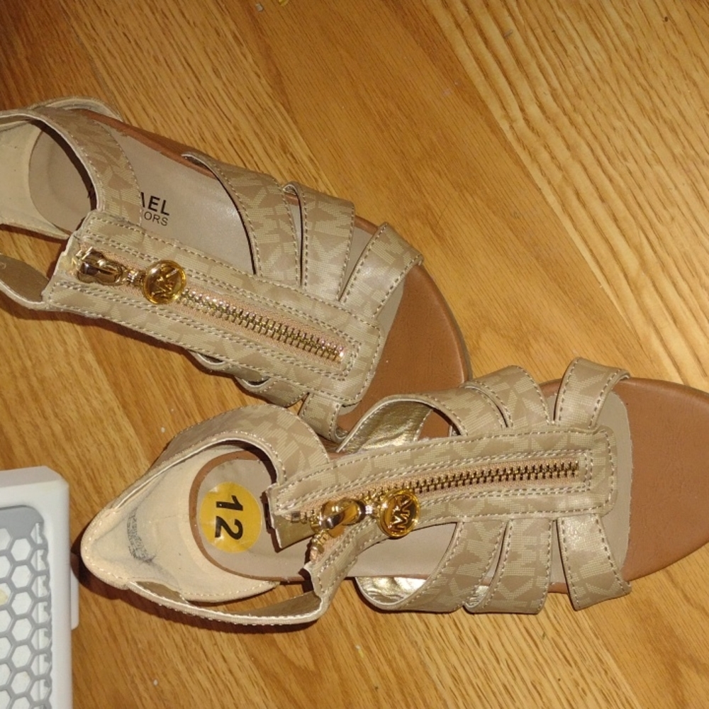 Shoes with little hill on it zip ups